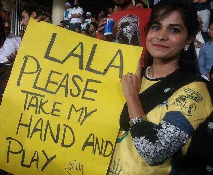 Girl offers Shahid Afridi her hand