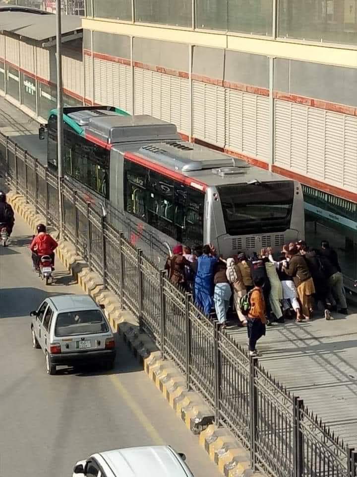 Peshawar BRT Passengers to Push the Bus